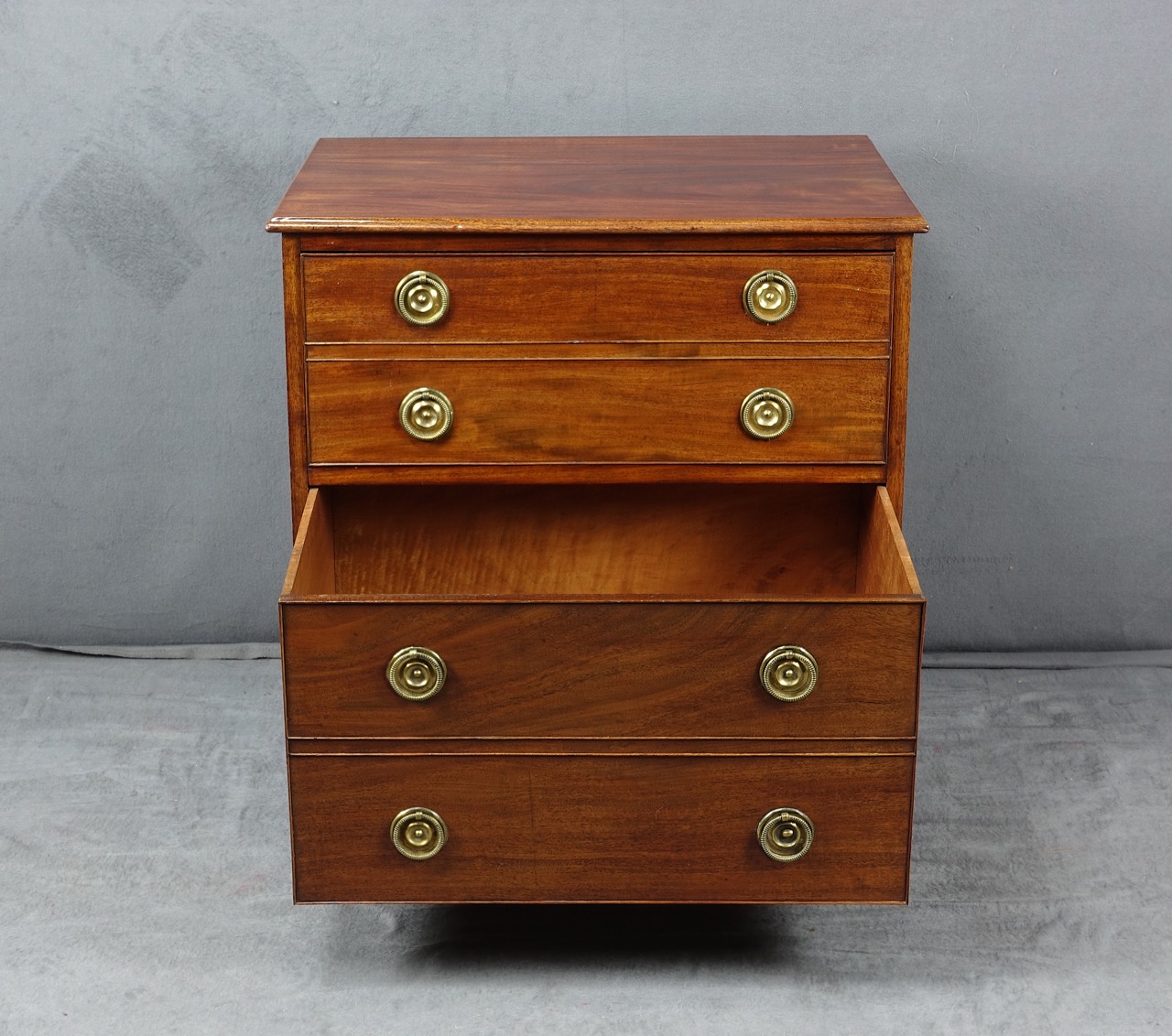 Mahagoni-Kommode im George-III-Stil, England, um 1800