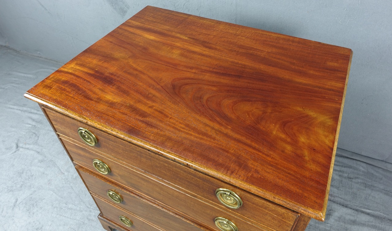 Mahagoni-Kommode im George-III-Stil, England, um 1800