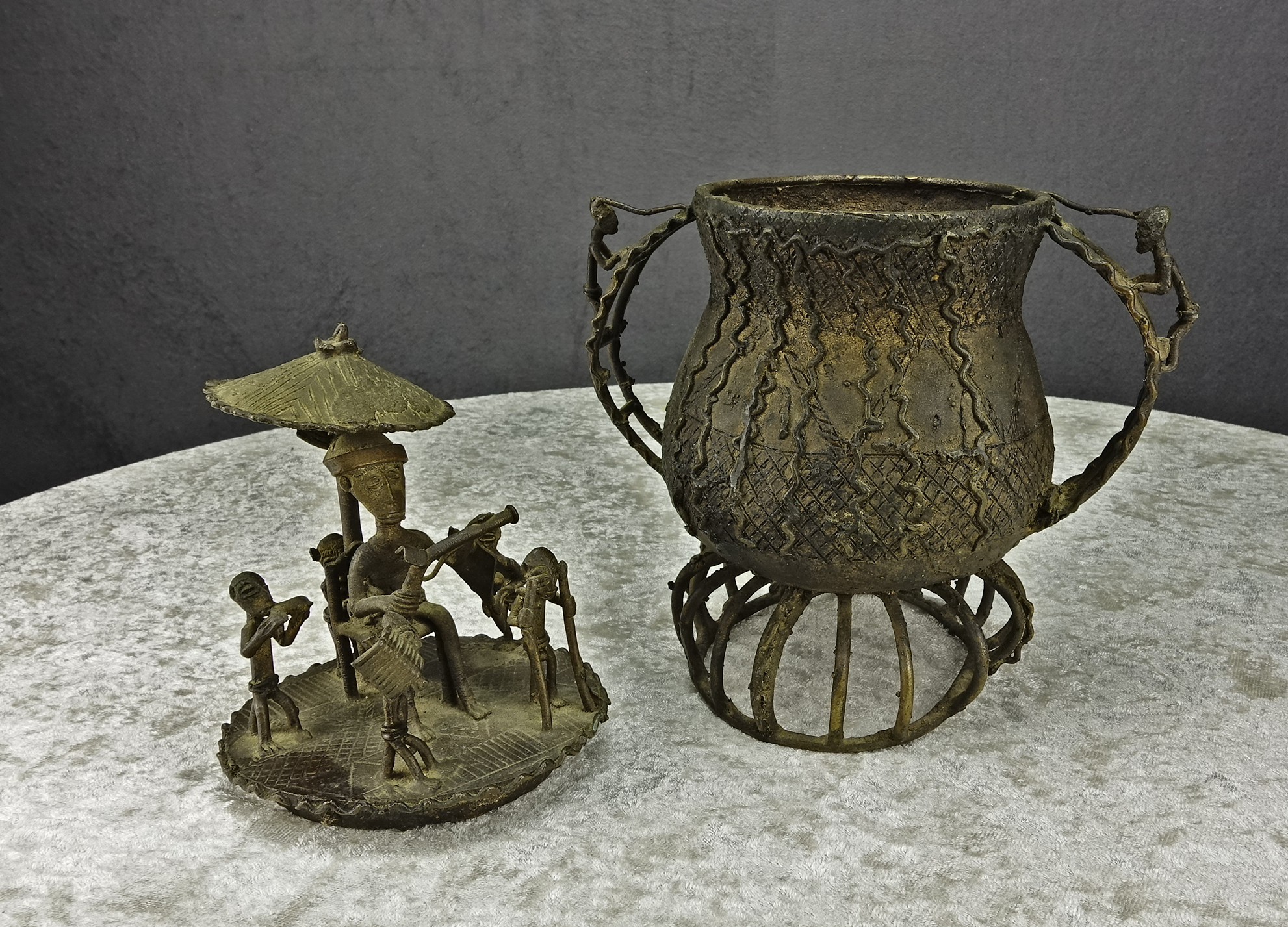 Ashanti Goldstaubdose mit Figurengruppe, Bronzeguss, Ghana, 20. Jahrhundert