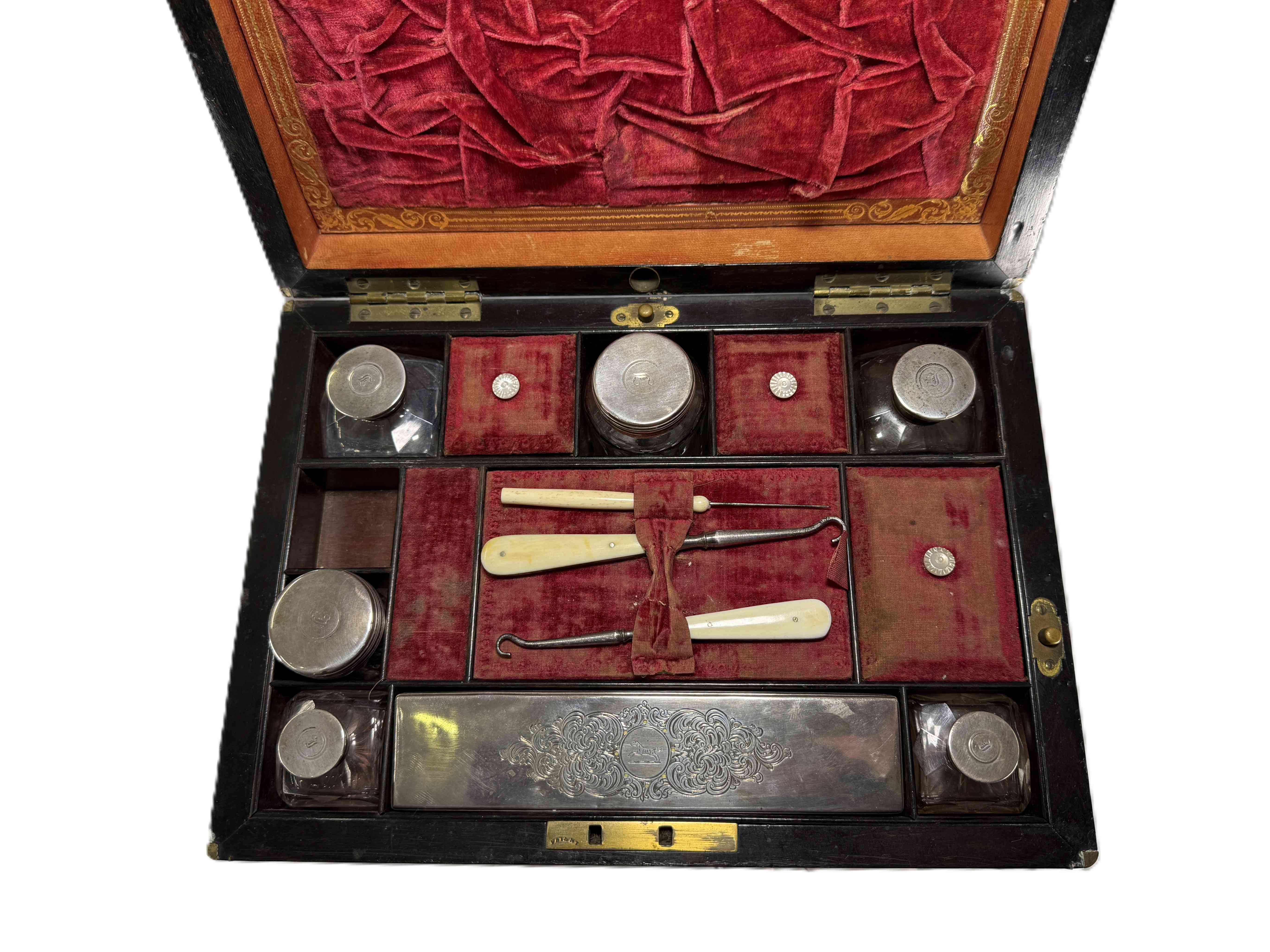 Viktorianisches Reise-Nécessaire Alfred Rawlings, Mahagoni mit Silber- und Glasgarnitur, London 1841