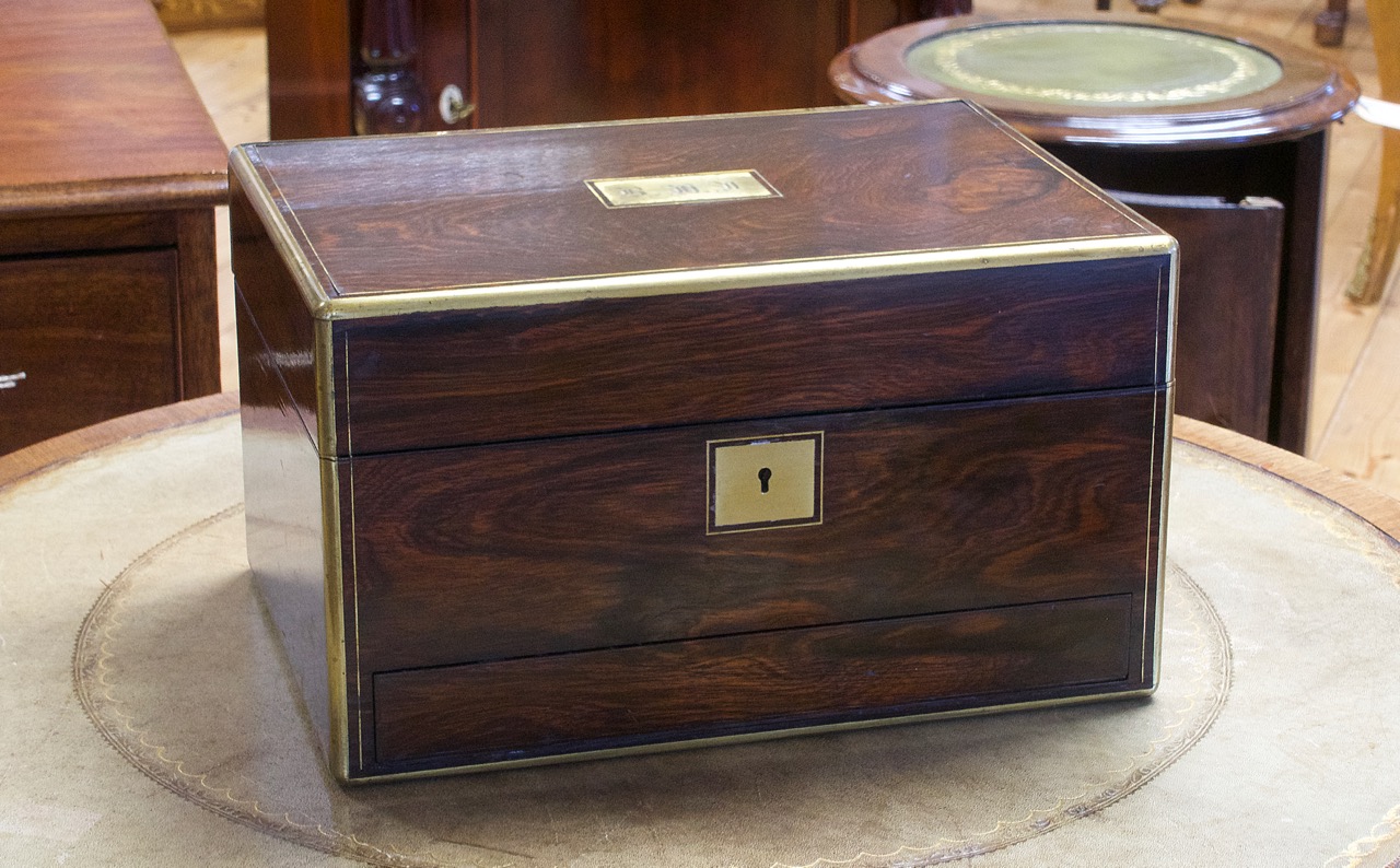 Reisebox mit Schmuck-, Schreib- und Nähfach, Edelholz mit Messingintarsien und Silber, um 1850