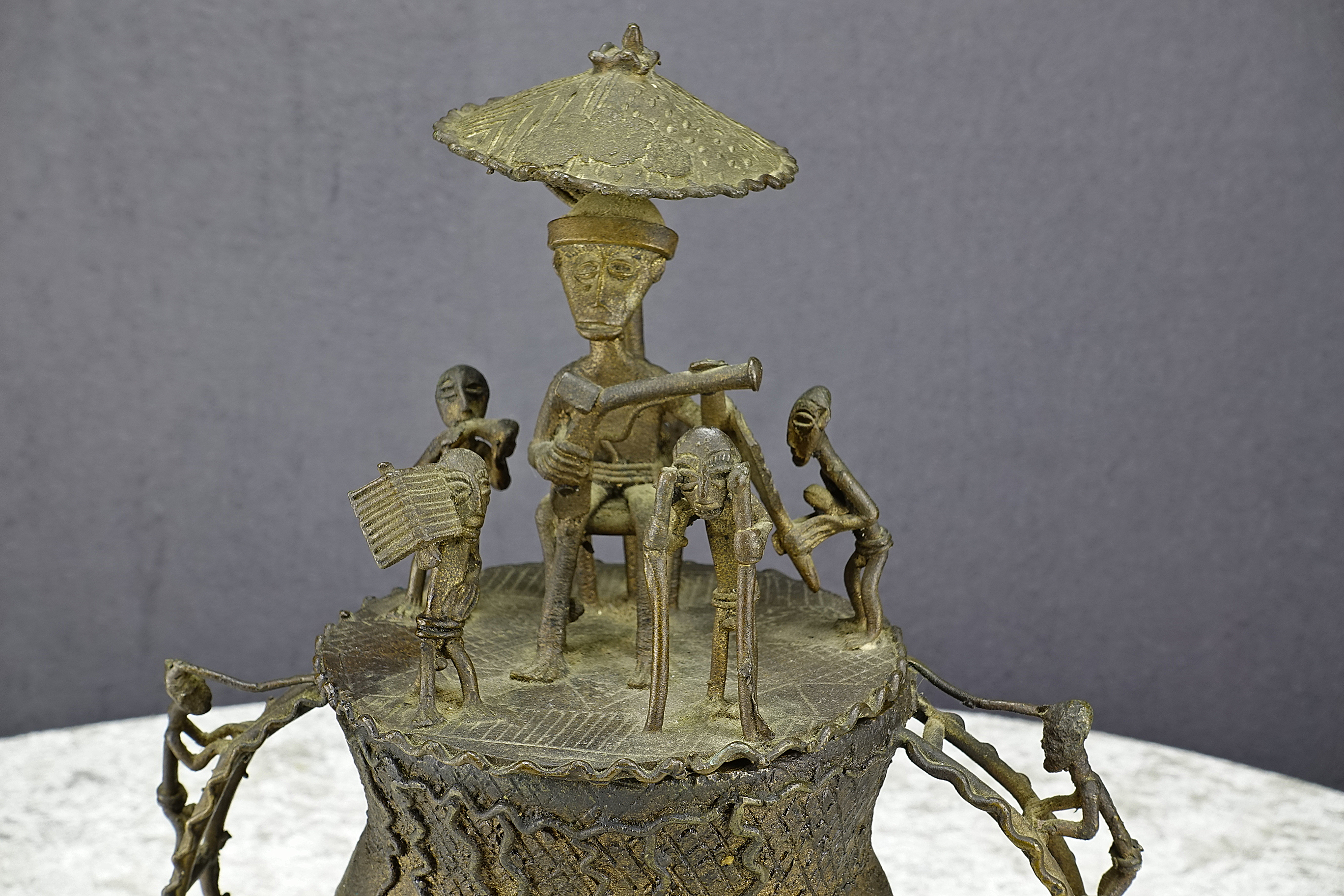 Ashanti Goldstaubdose mit Figurengruppe, Bronzeguss, Ghana, 20. Jahrhundert