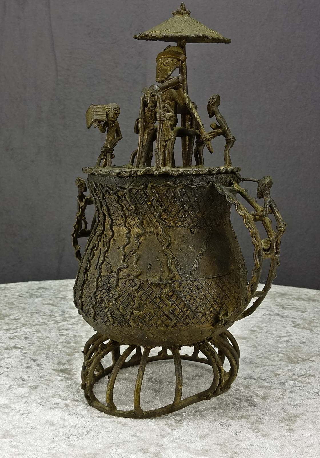 Ashanti Goldstaubdose mit Figurengruppe, Bronzeguss, Ghana, 20. Jahrhundert