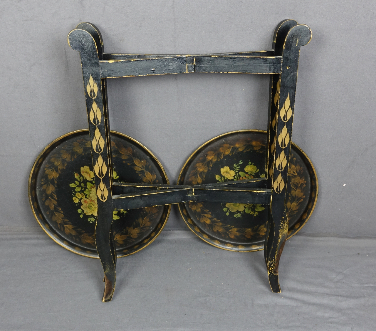 Zweistöckiger Cake Stand, Eisenblech schwarz lackiert mit Blumenmalerei, klappbar, London um 1860
