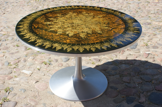 Runder Esstisch Mygge, Entwurf Björn Wiinblad, Metall mit Acrylat-Intarsie, Kopenhagen, 1960er Jahre