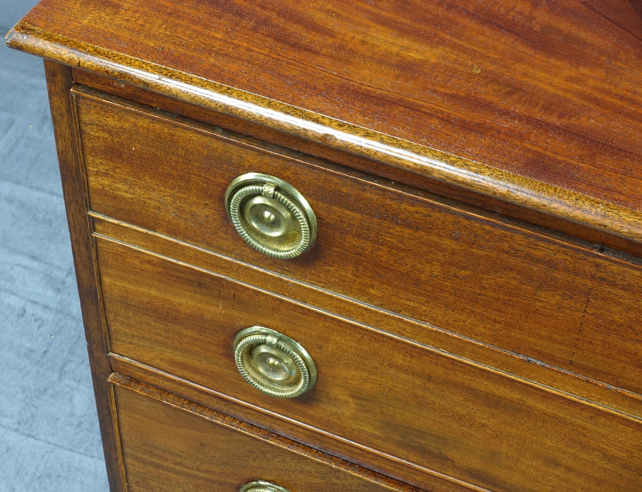 Mahagoni-Kommode im George-III-Stil, England, um 1800