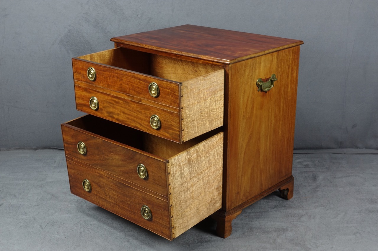 Mahagoni-Kommode im George-III-Stil, England, um 1800