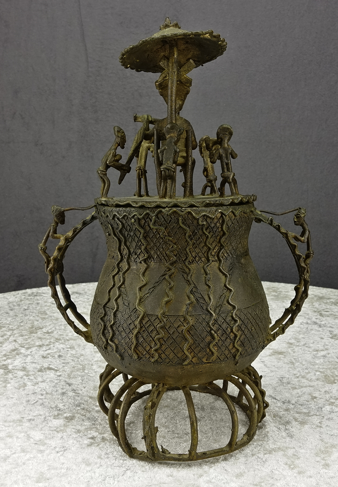 Ashanti Goldstaubdose mit Figurengruppe, Bronzeguss, Ghana, 20. Jahrhundert
