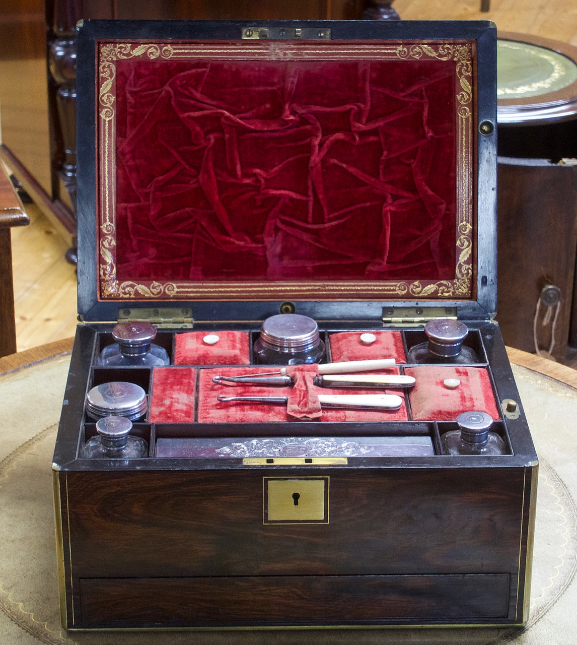 Reisebox mit Schmuck-, Schreib- und Nähfach, Edelholz mit Messingintarsien und Silber, um 1850