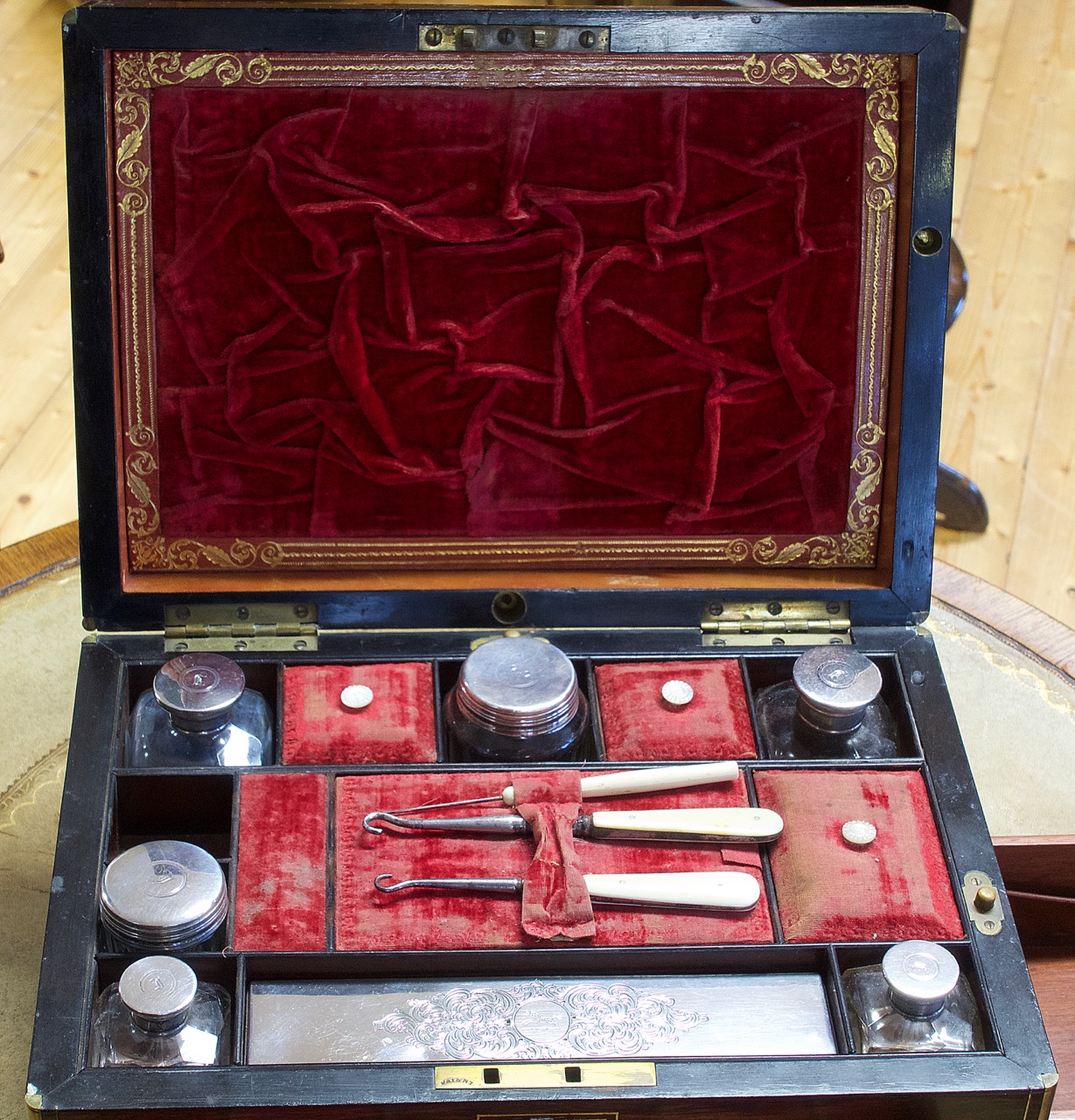 Reisebox mit Schmuck-, Schreib- und Nähfach, Edelholz mit Messingintarsien und Silber, um 1850