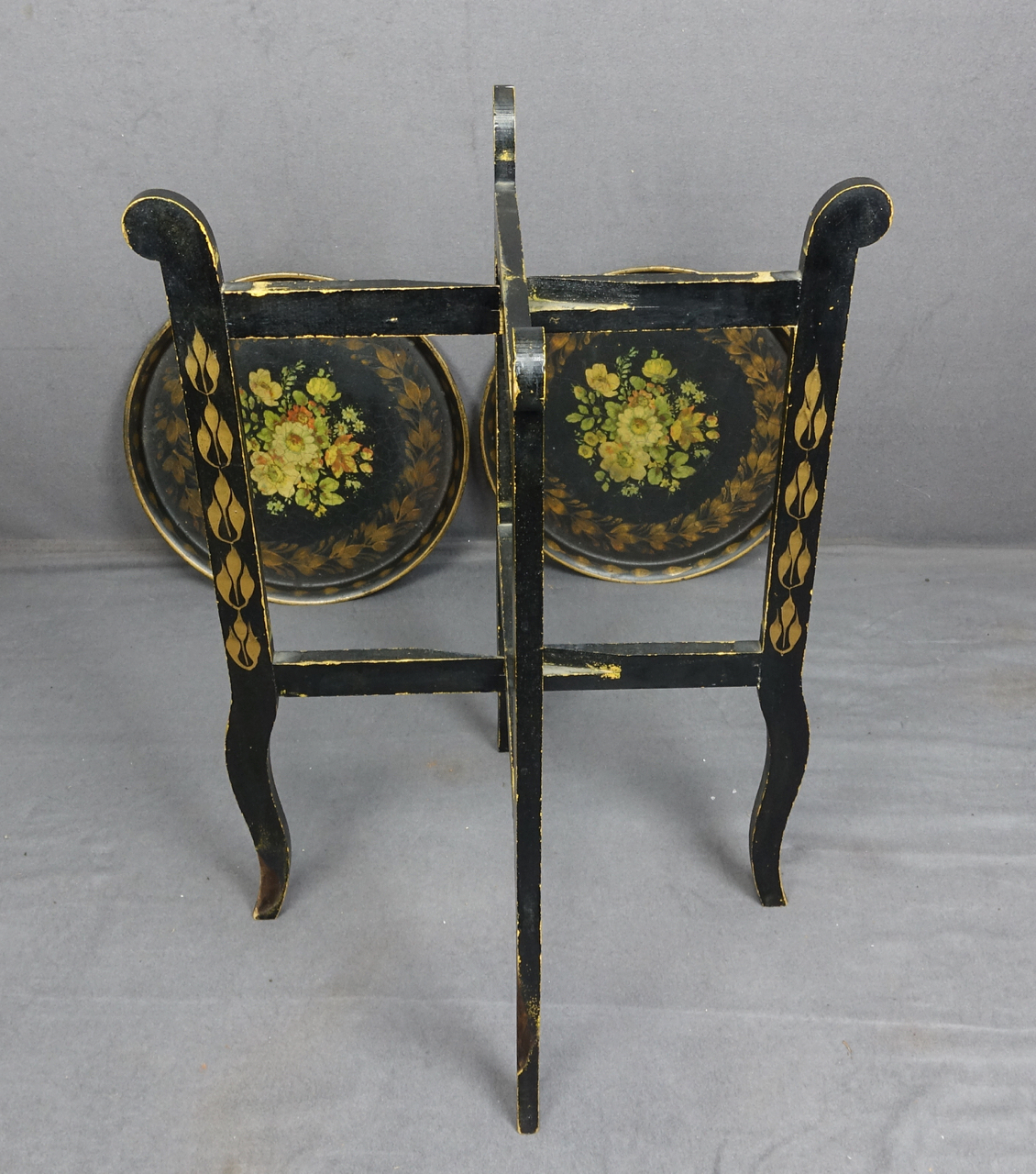 Zweistöckiger Cake Stand, Eisenblech schwarz lackiert mit Blumenmalerei, klappbar, London um 1860