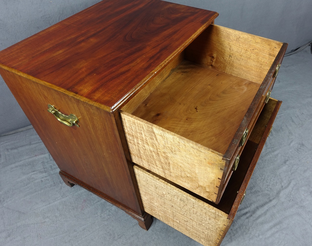 Mahagoni-Kommode im George-III-Stil, England, um 1800