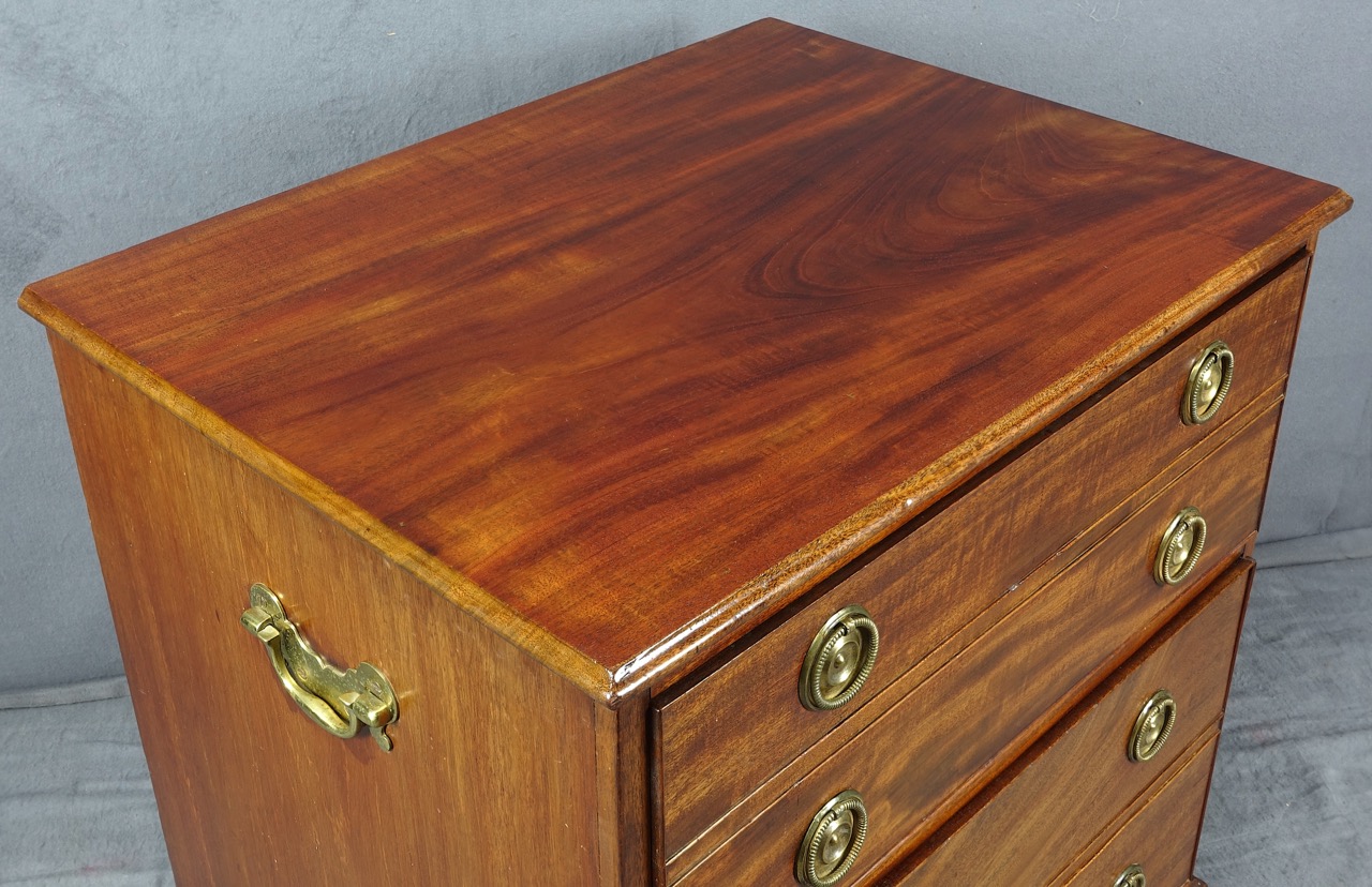 Mahagoni-Kommode im George-III-Stil, England, um 1800