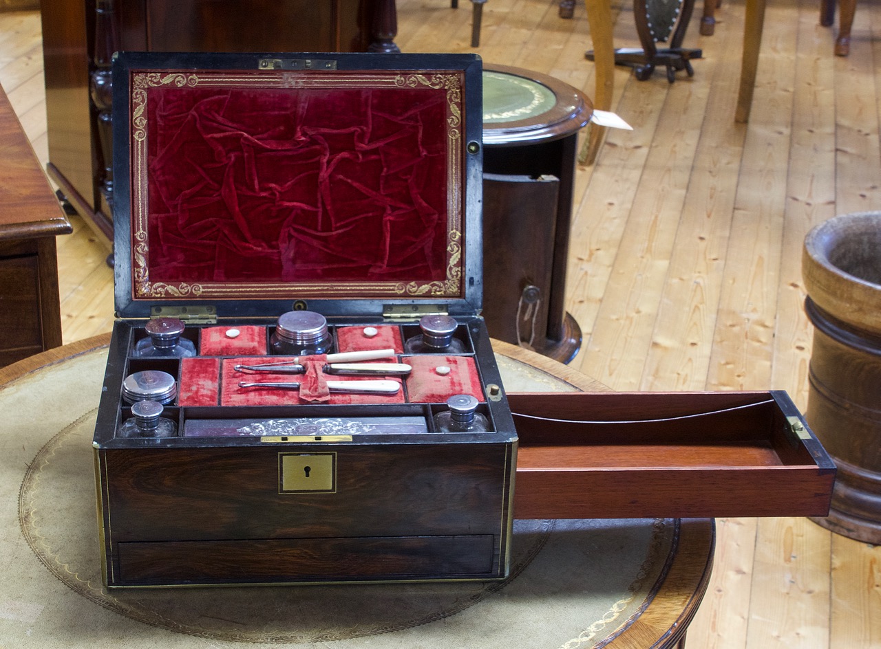 Reisebox mit Schmuck-, Schreib- und Nähfach, Edelholz mit Messingintarsien und Silber, um 1850