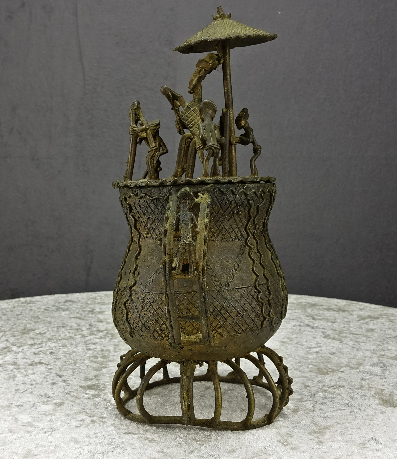 Ashanti Goldstaubdose mit Figurengruppe, Bronzeguss, Ghana, 20. Jahrhundert