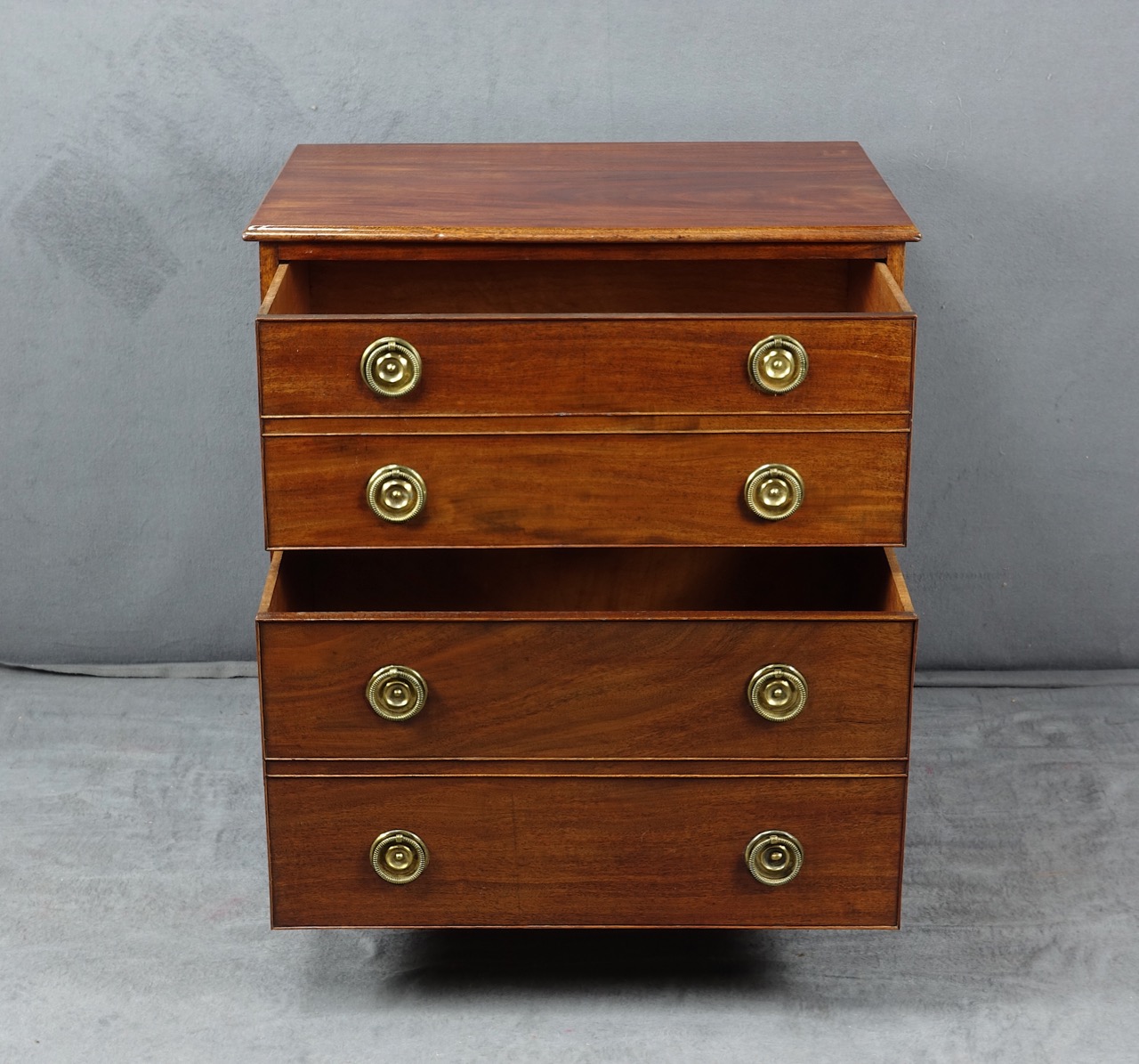 Mahagoni-Kommode im George-III-Stil, England, um 1800