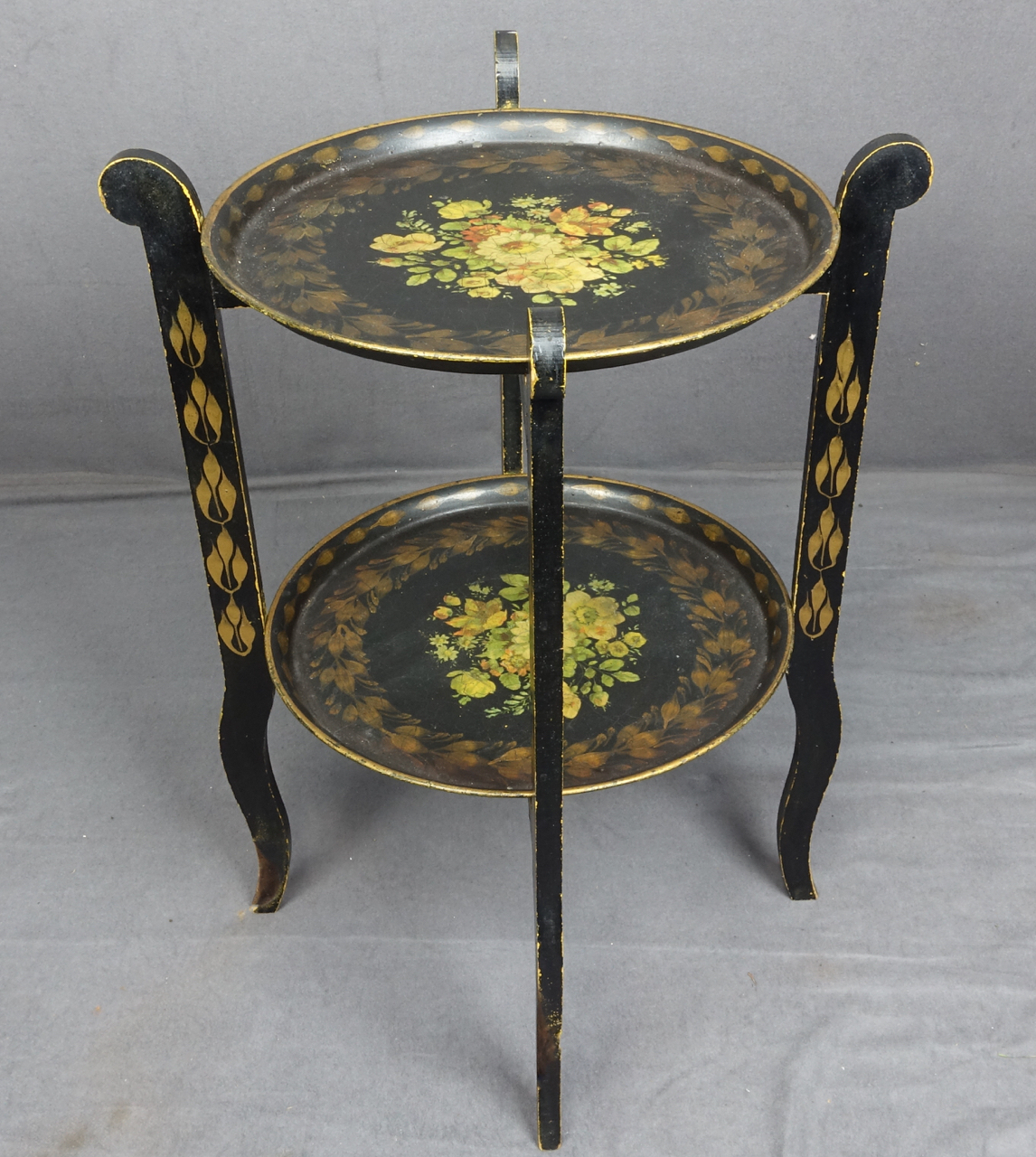 Zweistöckiger Cake Stand, Eisenblech schwarz lackiert mit Blumenmalerei, klappbar, London um 1860
