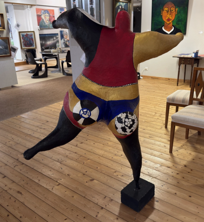 Niki de Saint Phalle: Skulptur Nana, signiert datiert, Pappmaché farbig bemalt, 2011