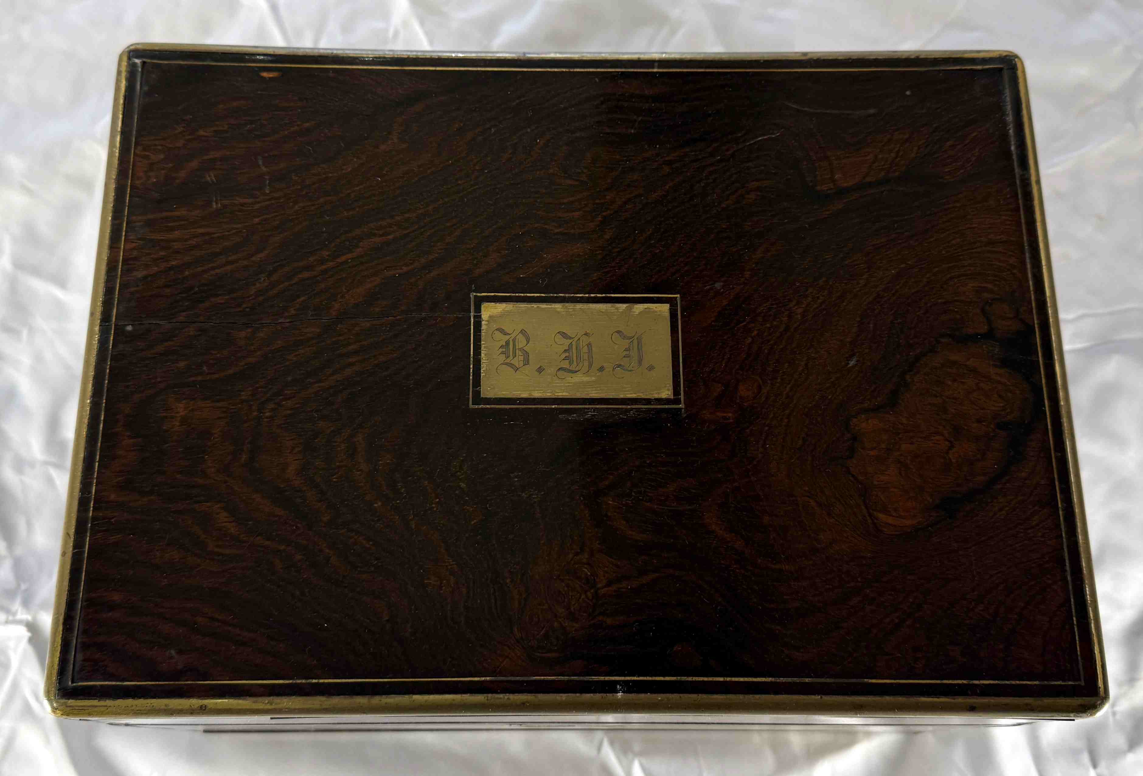Viktorianisches Reise-Nécessaire Alfred Rawlings, Mahagoni mit Silber- und Glasgarnitur, London 1841