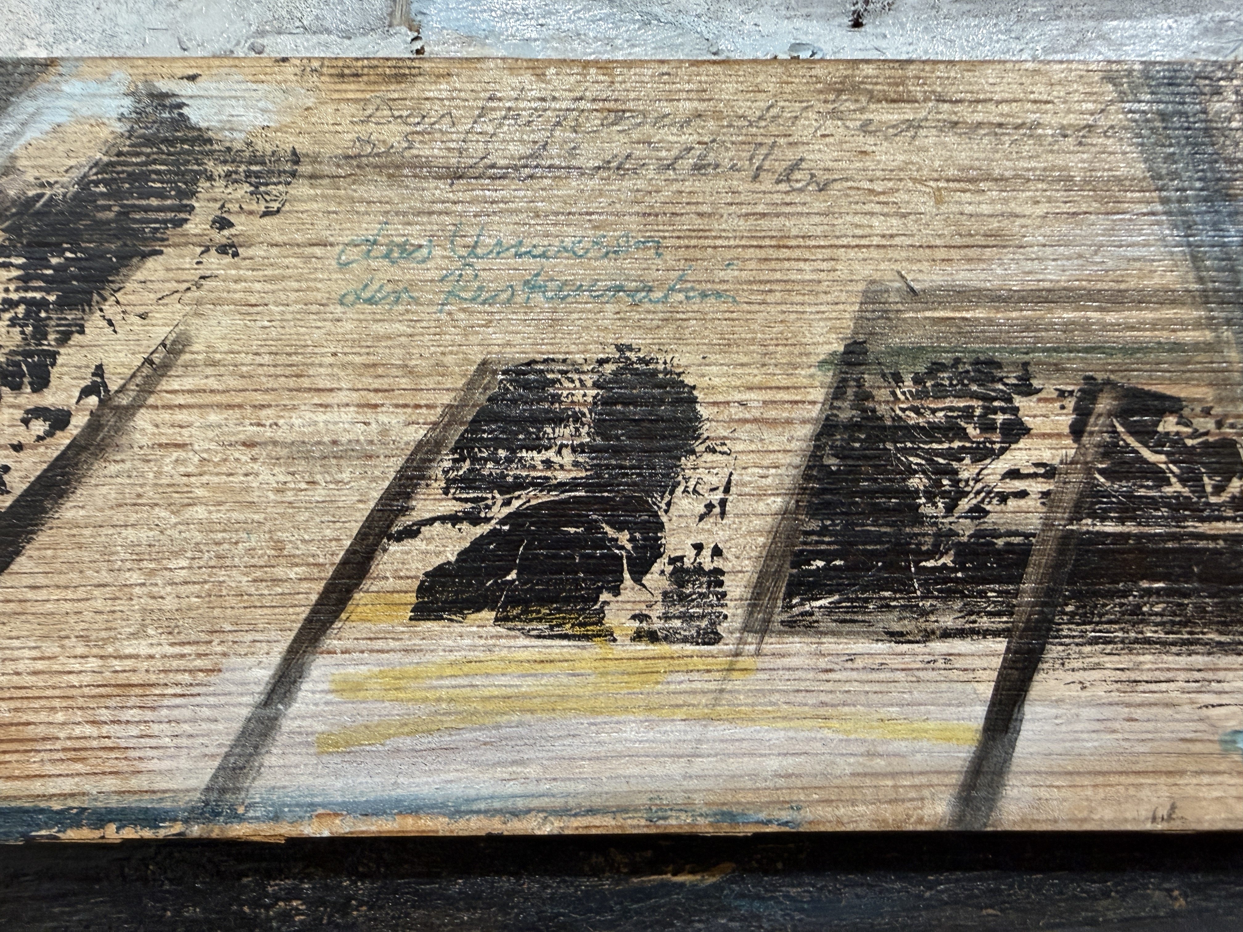 Gerrit M. Bekker (1943–2025) „Das Unwesen der Restauration“-Ölgemälde und partielle Blattmetallauflagen (Gold/ Messing) auf historischer Schiffsplanke (Massivholz)