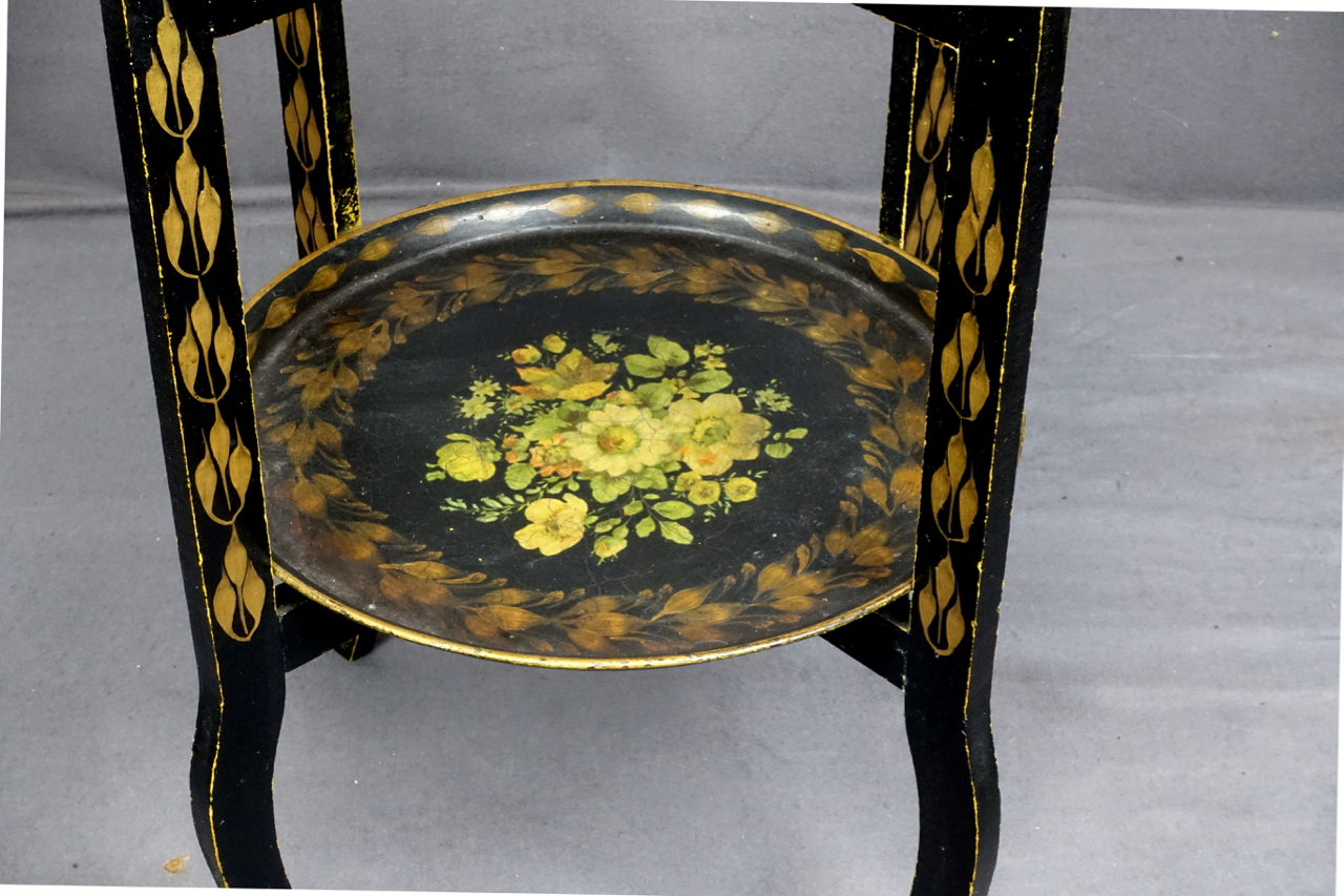 Zweistöckiger Cake Stand, Eisenblech schwarz lackiert mit Blumenmalerei, klappbar, London um 1860