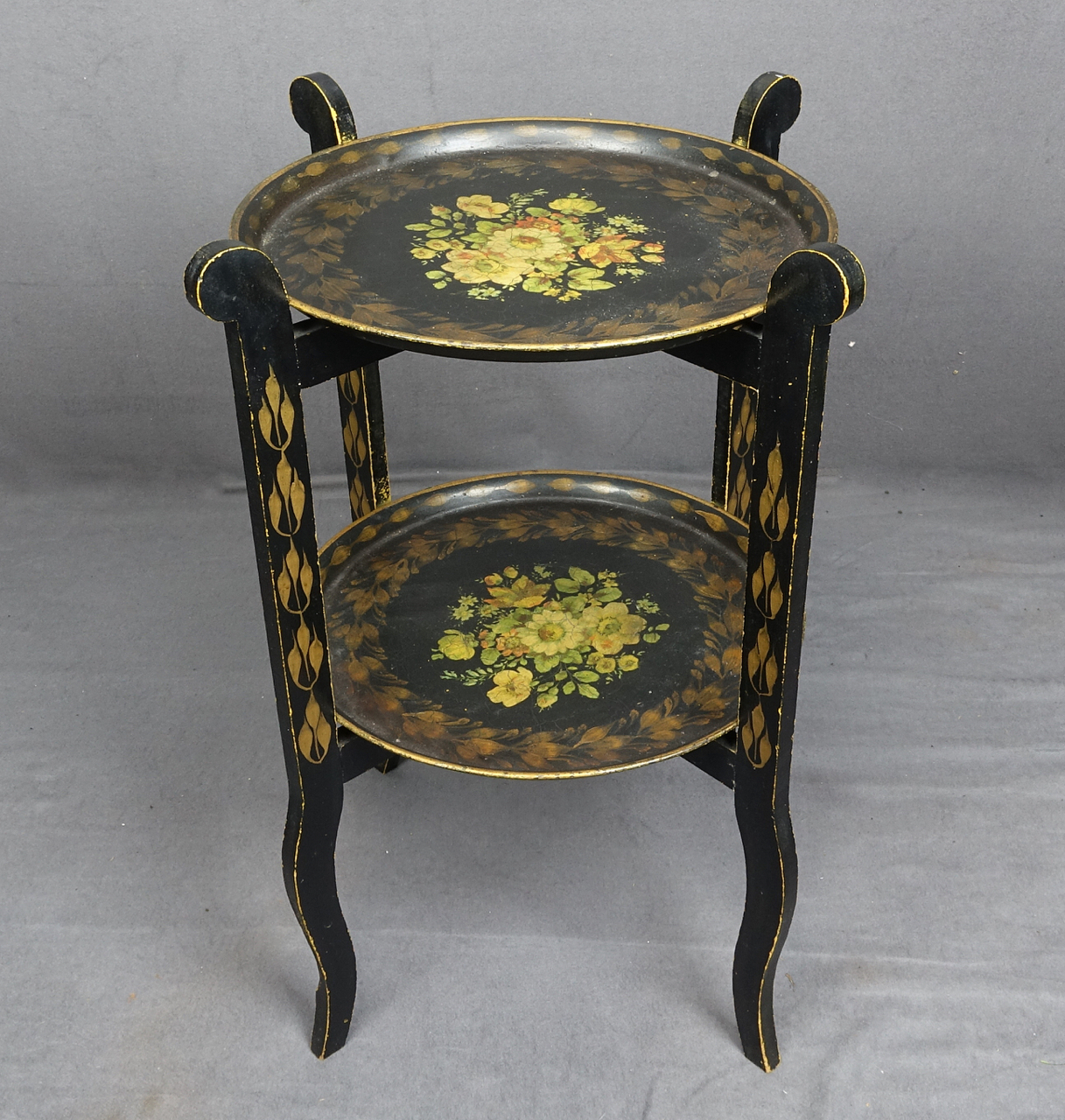 Zweistöckiger Cake Stand, Eisenblech schwarz lackiert mit Blumenmalerei, klappbar, London um 1860