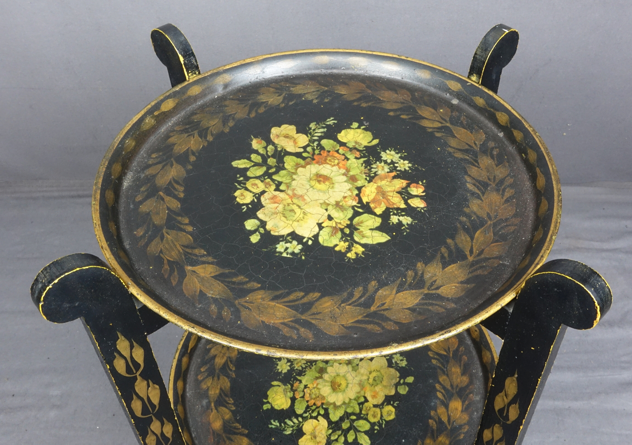 Zweistöckiger Cake Stand, Eisenblech schwarz lackiert mit Blumenmalerei, klappbar, London um 1860