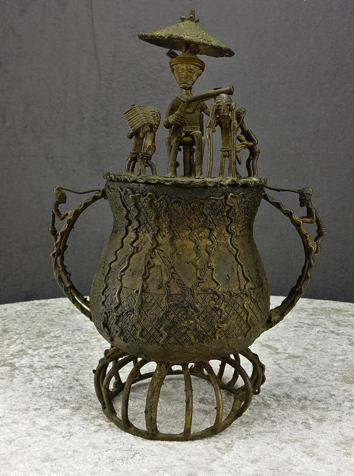 Ashanti Goldstaubdose mit Figurengruppe, Bronzeguss, Ghana, 20. Jahrhundert