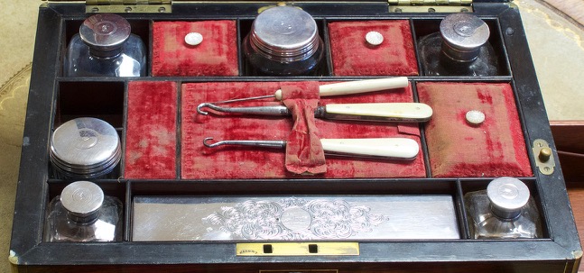 Reisebox mit Schmuck-, Schreib- und Nähfach, Edelholz mit Messingintarsien und Silber, um 1850