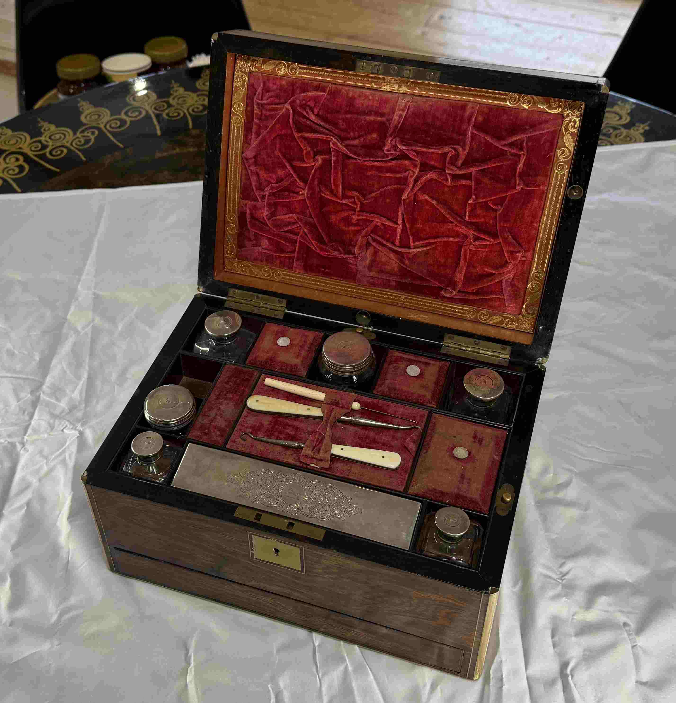 Viktorianisches Reise-Nécessaire Alfred Rawlings, Mahagoni mit Silber- und Glasgarnitur, London 1841