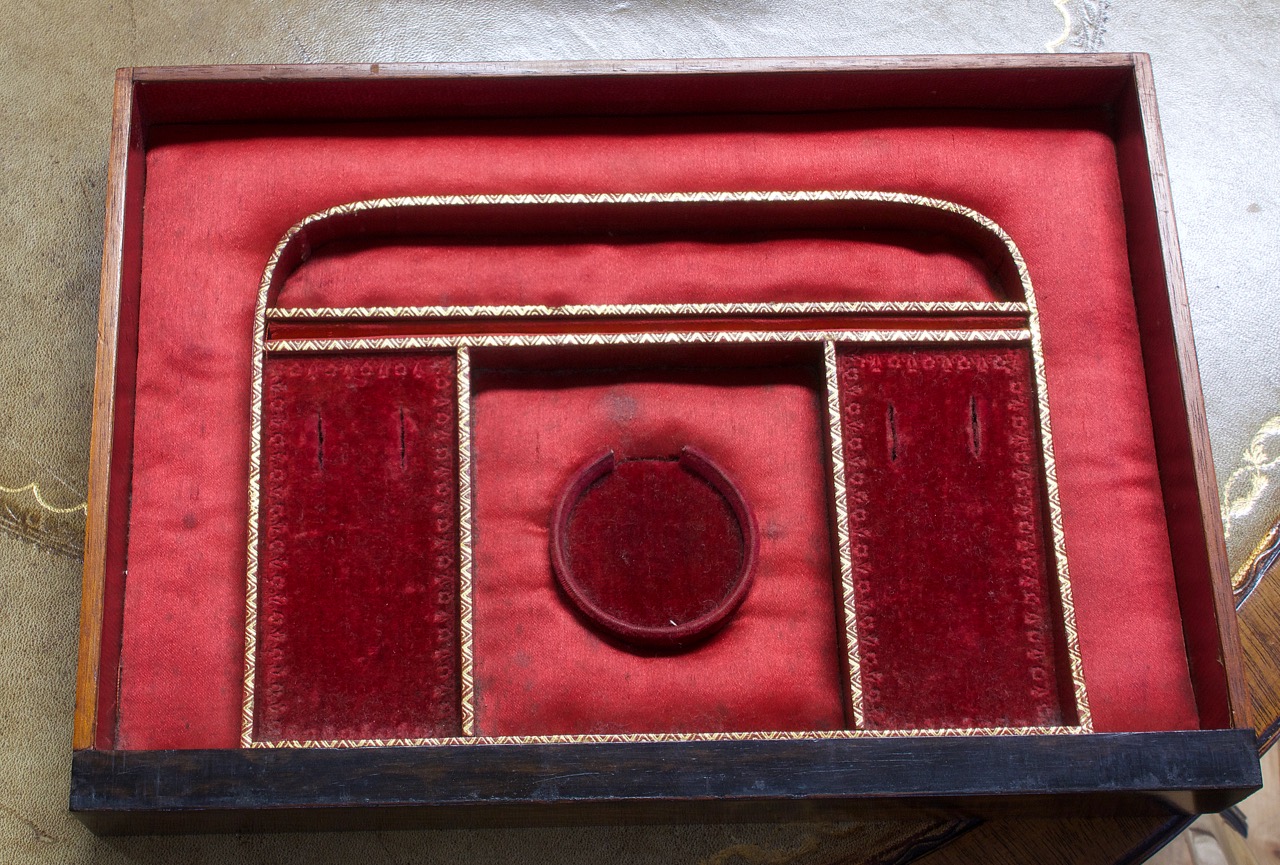 Reisebox mit Schmuck-, Schreib- und Nähfach, Edelholz mit Messingintarsien und Silber, um 1850