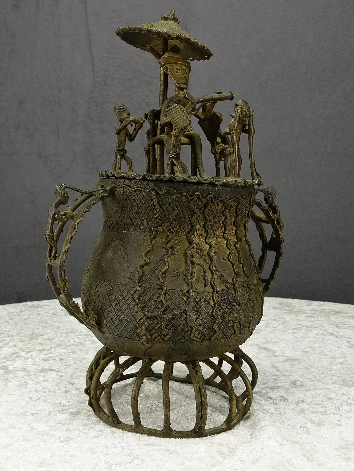 Ashanti Goldstaubdose mit Figurengruppe, Bronzeguss, Ghana, 20. Jahrhundert