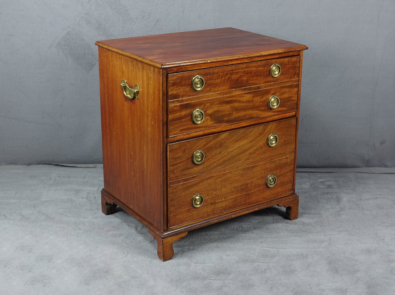 Mahagoni-Kommode im George-III-Stil, England, um 1800