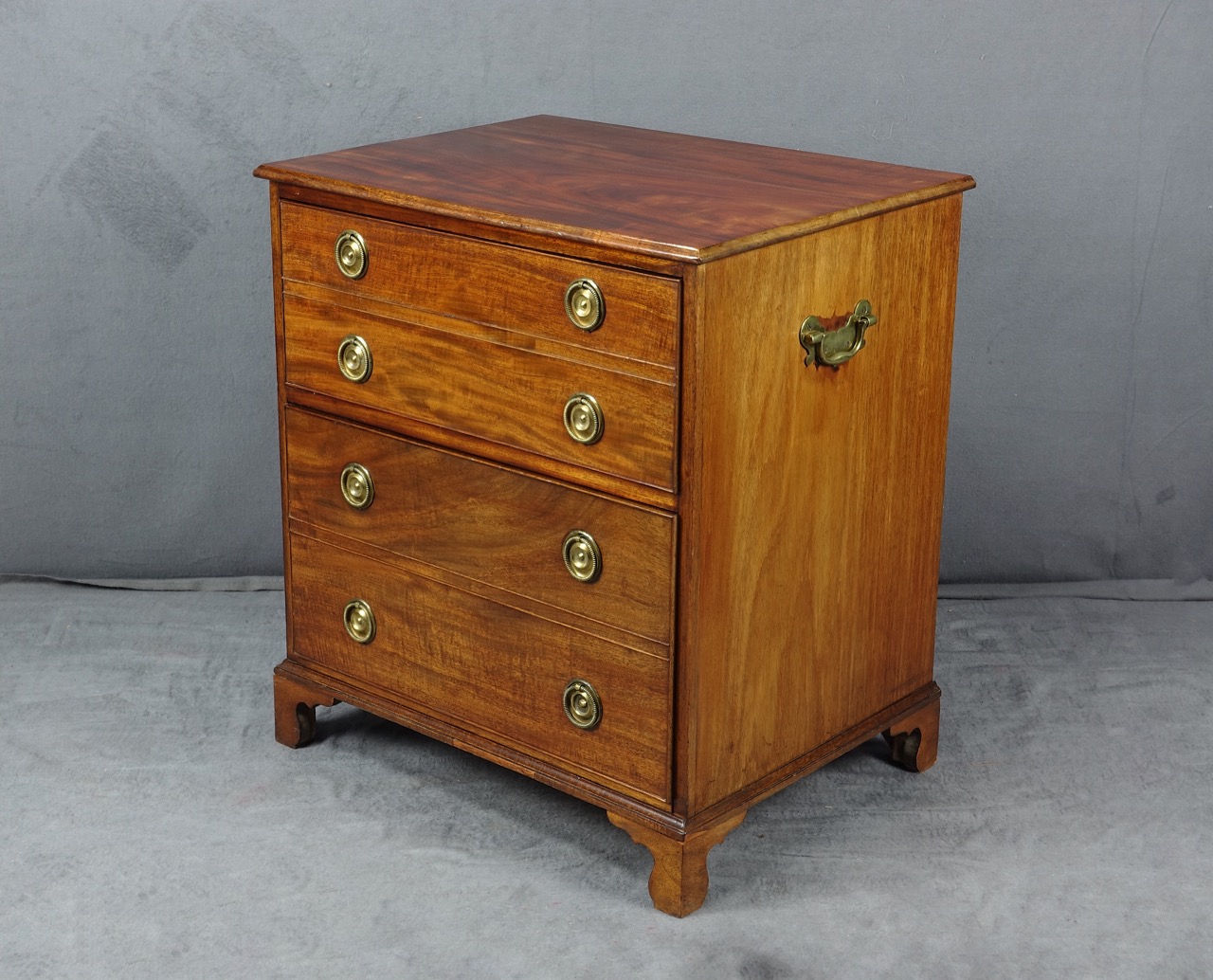 Mahagoni-Kommode im George-III-Stil, England, um 1800