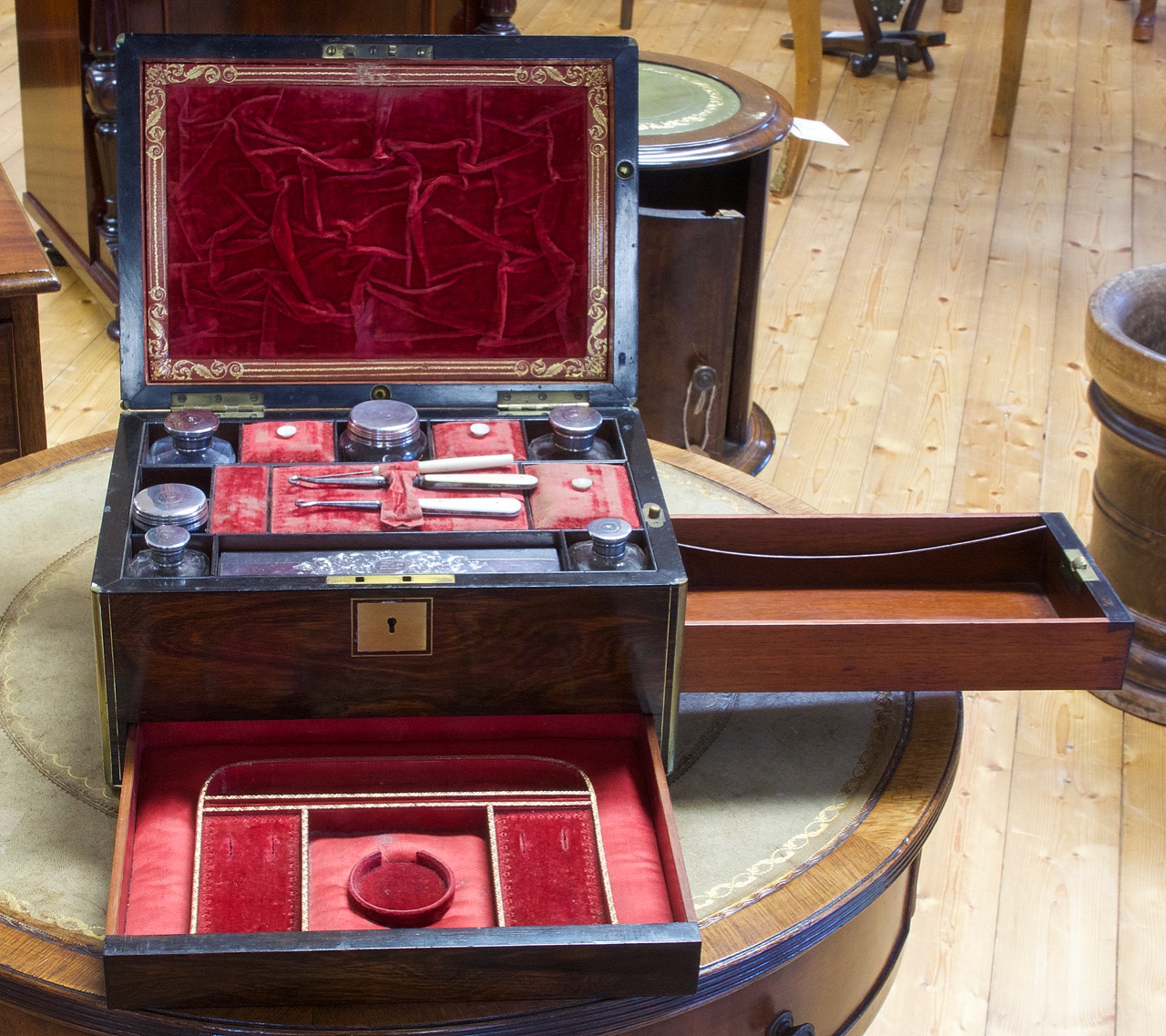 Reisebox mit Schmuck-, Schreib- und Nähfach, Edelholz mit Messingintarsien und Silber, um 1850