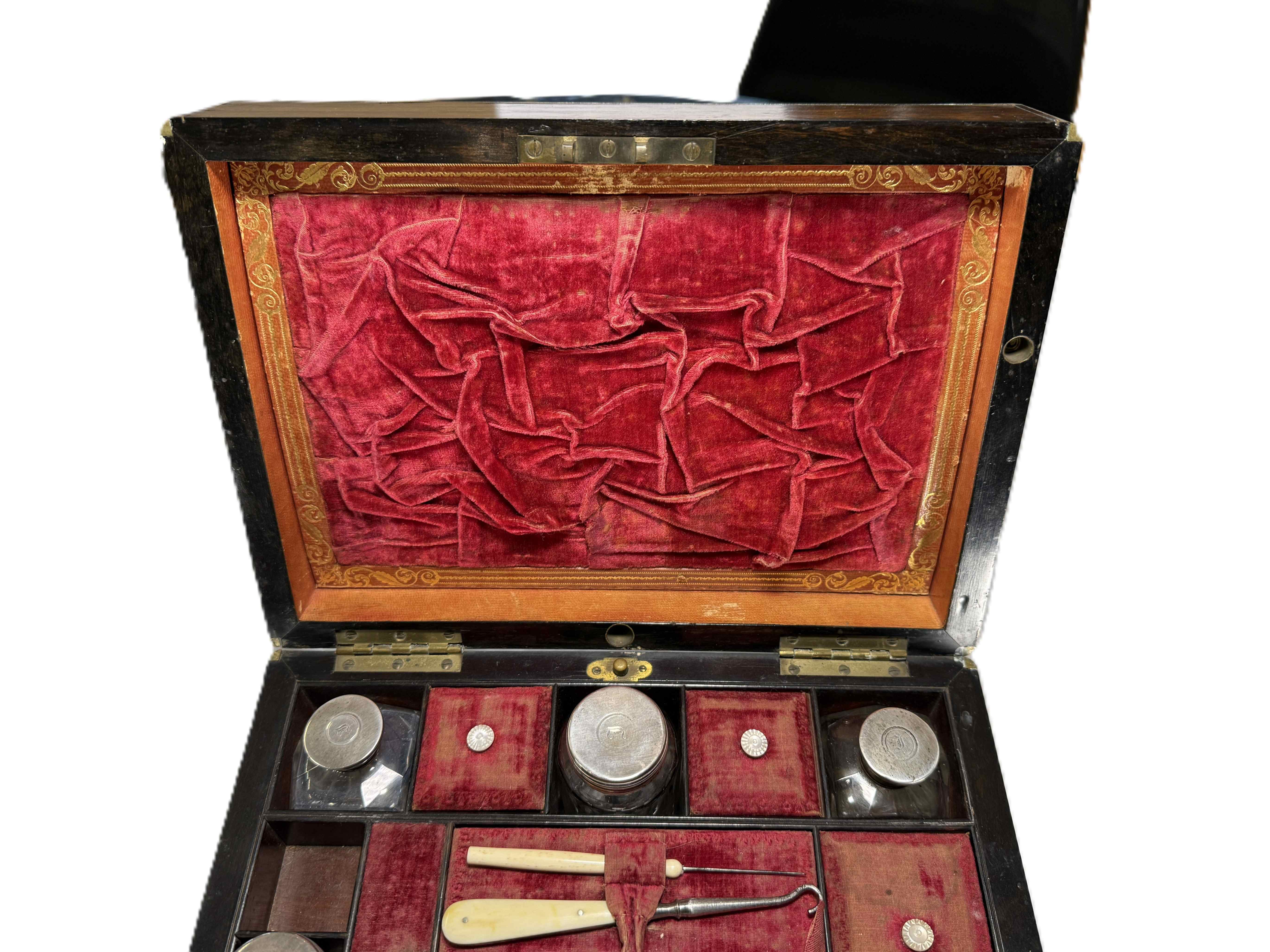 Viktorianisches Reise-Nécessaire Alfred Rawlings, Mahagoni mit Silber- und Glasgarnitur, London 1841