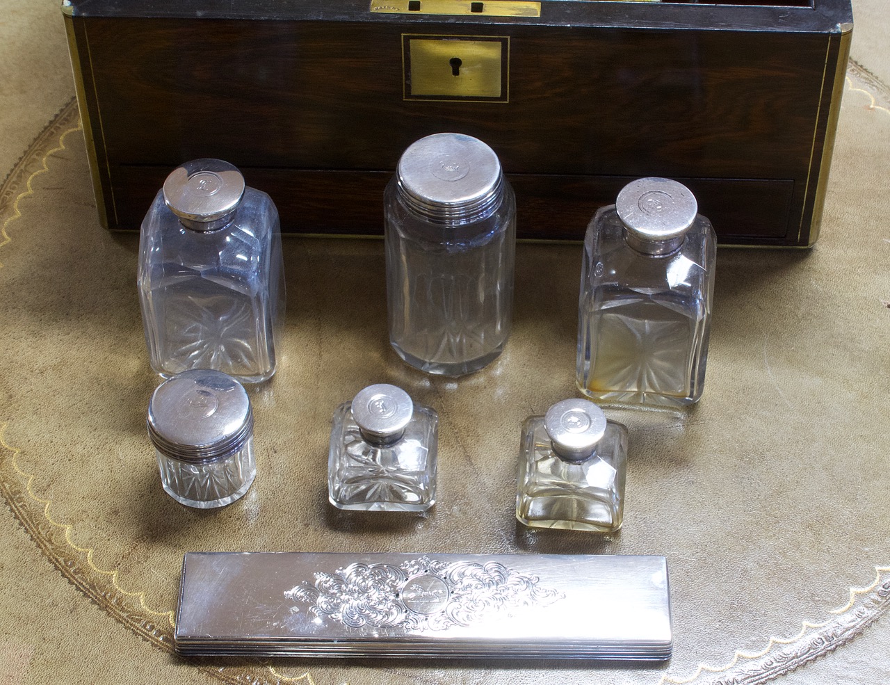 Reisebox mit Schmuck-, Schreib- und Nähfach, Edelholz mit Messingintarsien und Silber, um 1850