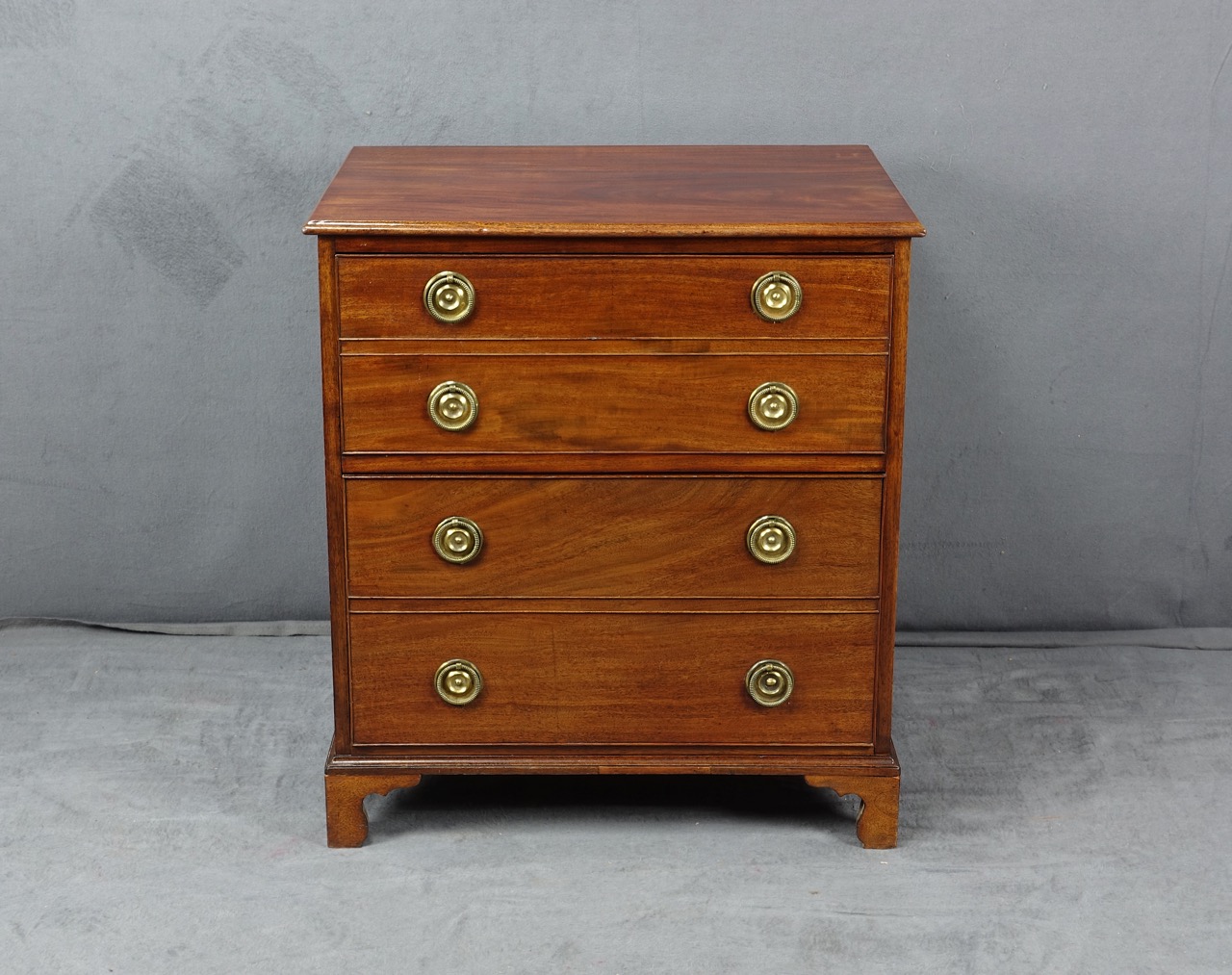Mahagoni-Kommode im George-III-Stil, England, um 1800