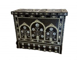 Indische Schreib- und Dokumententruhe  Rosenholz • Perlmutt • Bein • Silberfäden  Bombay / Gujarat, Indien – spätes 19. Jahrhundert 