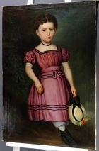BIEDERMEIER GANZKÖRPER PORTRAIT EINES KLEINEN MÄDCHENS MIT SOMMERHUT UM 1840 
